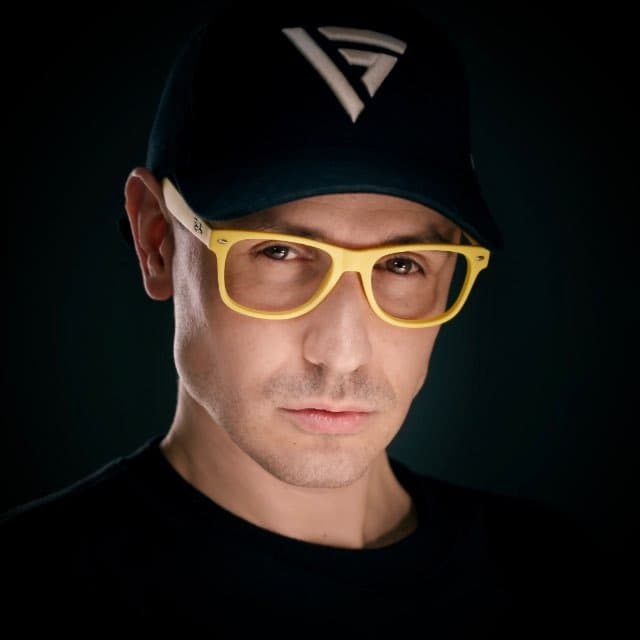 Я діючий режисер-кліпмейкер і навчаю тому, чим сам працюю на практиці.